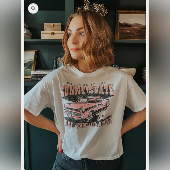 Tres Bien Tops - 🏁🩷EUC Tres Bien "Sunny Tee" PINK Classic Car Cropped Ivory T-shirt Sz M/L🩷🏁